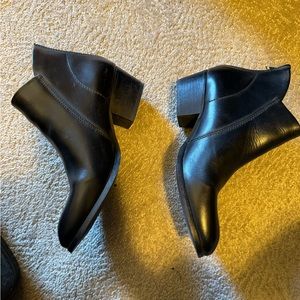 Beautiful leather black booties size 10. Very comfortable.